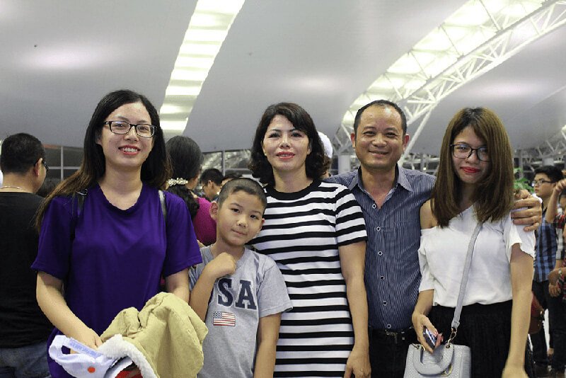 Học viên AVT chụp ảnh với người nhà