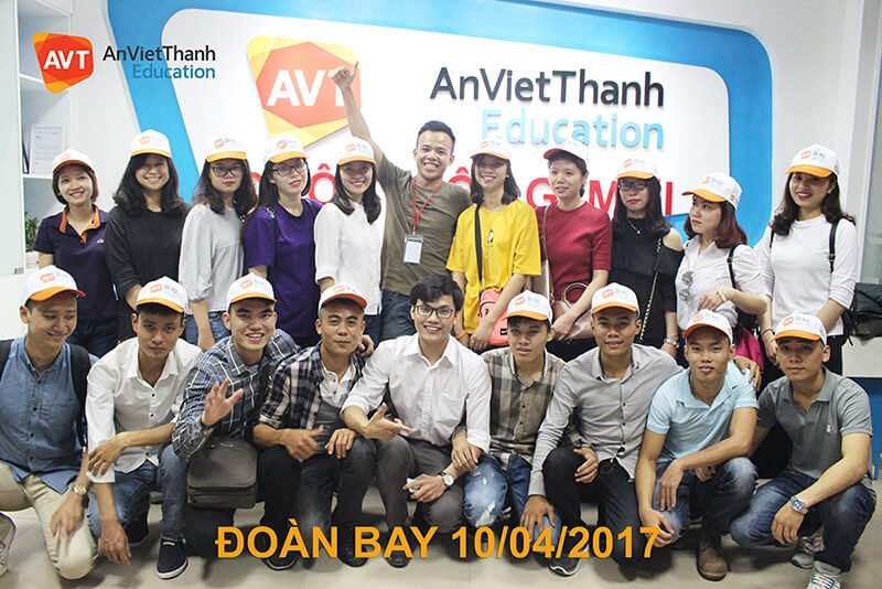 Tổng giám đốc Việt Anh chụp ảnh với 18 học viên AVT