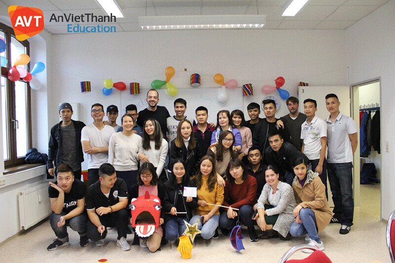 Học viên AVT vui trung thu với các bạn nước ngoài