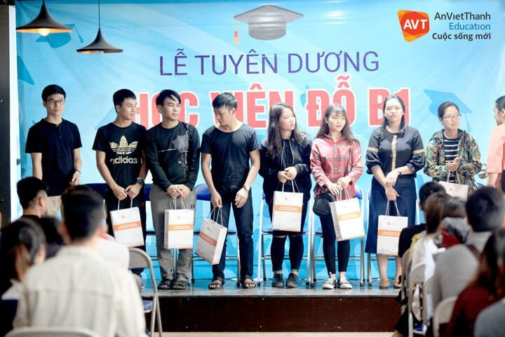 Học viên AVT vui mừng khi nhận được những món quà khích lệ