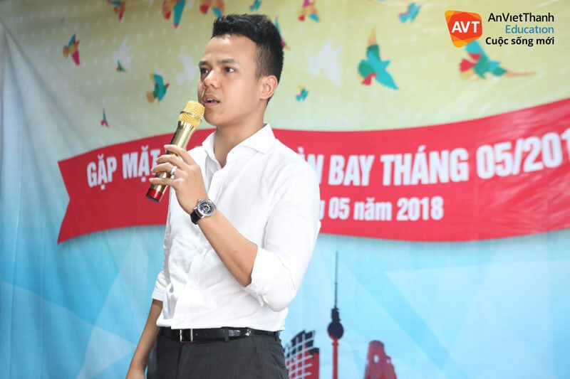 TGĐ Hồ Việt Anh chia sẻ cùng các học viên trong ngày chia tay