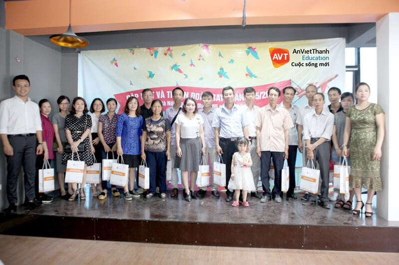 Gia đình học viên lên nhận quà chia tay và chụp ảnh lưu niệm.