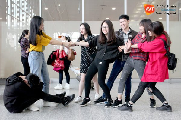 Hình ảnh hài hước của những em học viên tại sân bay.