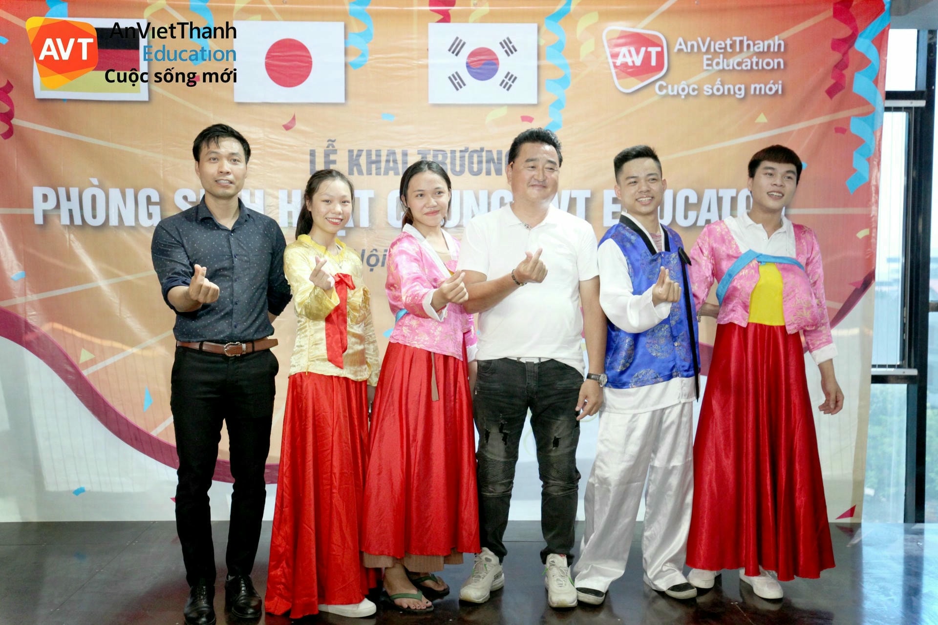 Mọi người sôi nổi chụp ảnh cùng các trang phục truyền thống Nhật, Hàn.