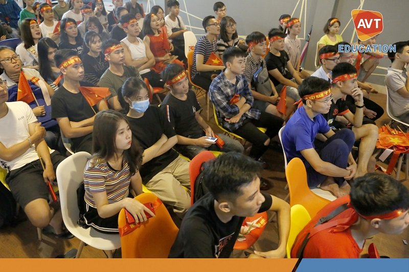 Không gian phòng sinh hoạt chung đã chật kín, có những khoảnh khắc vỡ òa và cũng có những khoảnh khắc "chết lặng"