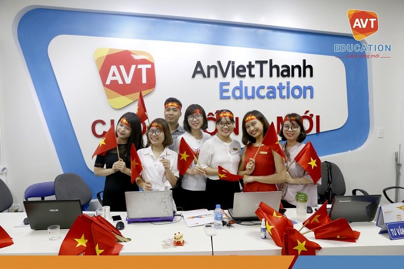 Nhân viên AVT chuẩn bị từ đầu giờ chiều để cổ vũ tinh thần cho đội tuyển