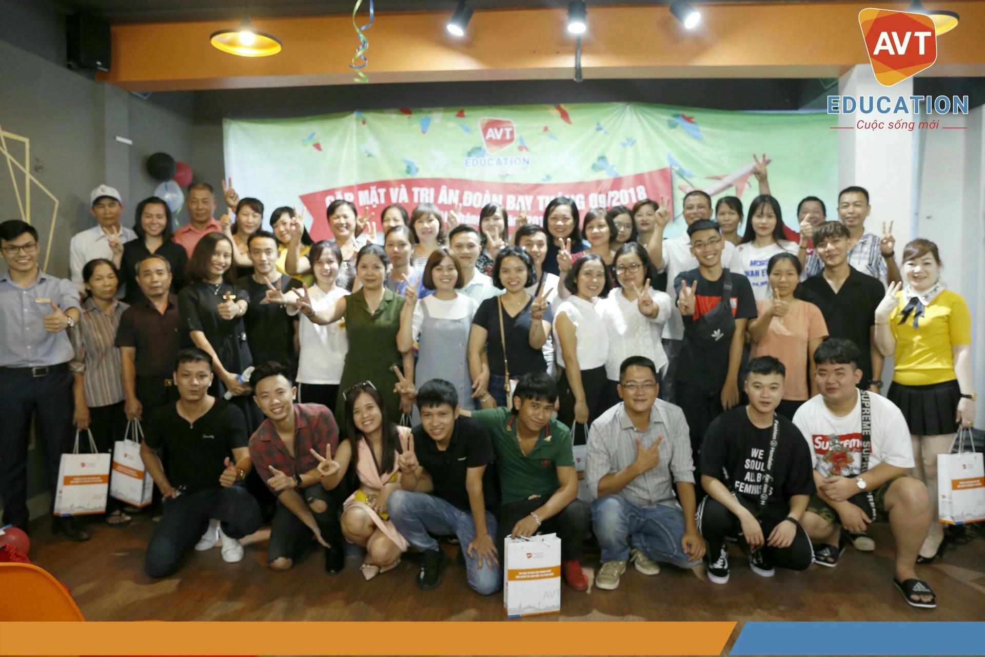 Tập thể học viên và phụ huynh đoàn bay lần 2 trong tháng 9/2018