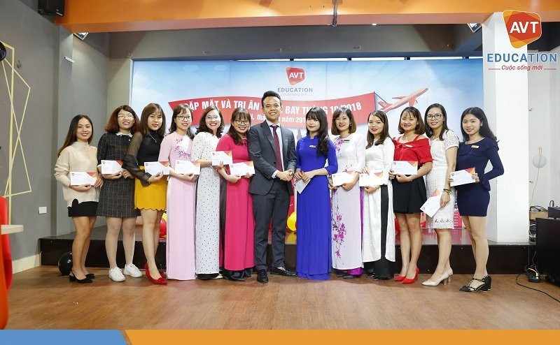 Tổng giám đốc Hồ Việt Anh tặng quà và chụp ảnh lưu niệm cùng chị em
