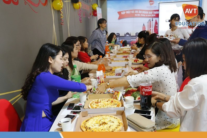 Bữa tiệc nhỏ các "đấng mày râu" đặc biệt chuẩn bị riêng cho chị em trong công ty