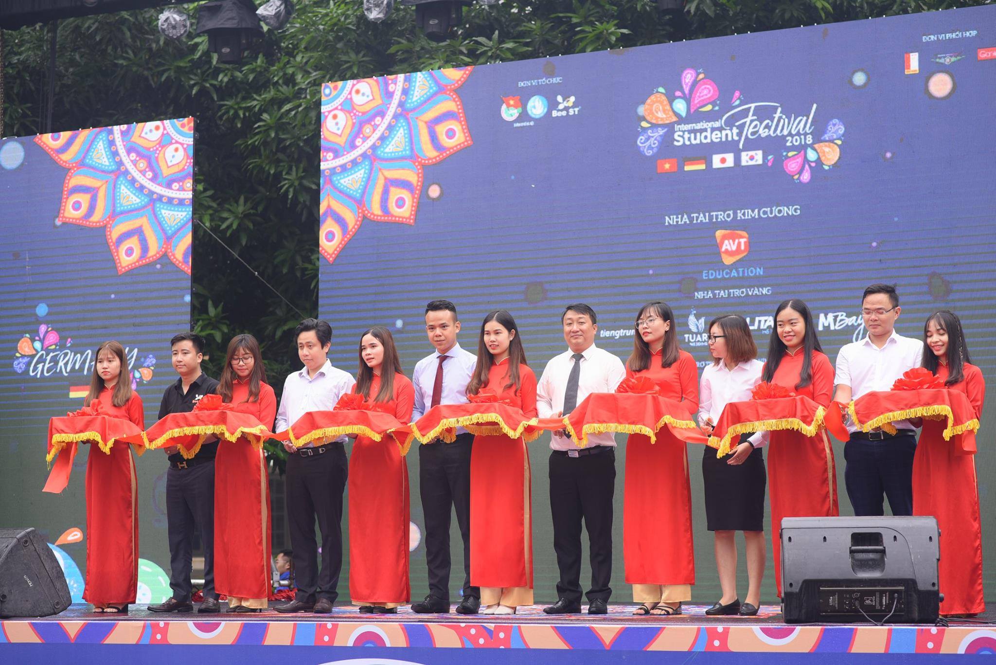 TGĐ Hồ Việt Anh lên cắt băng khai mạc chương trình