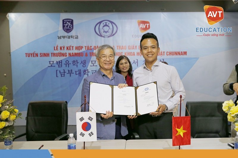 Lễ đón nhận giấy ủy nhiệm tuyển sinh của Đại học Nambu và Chunnam diễn ra rất long trọng