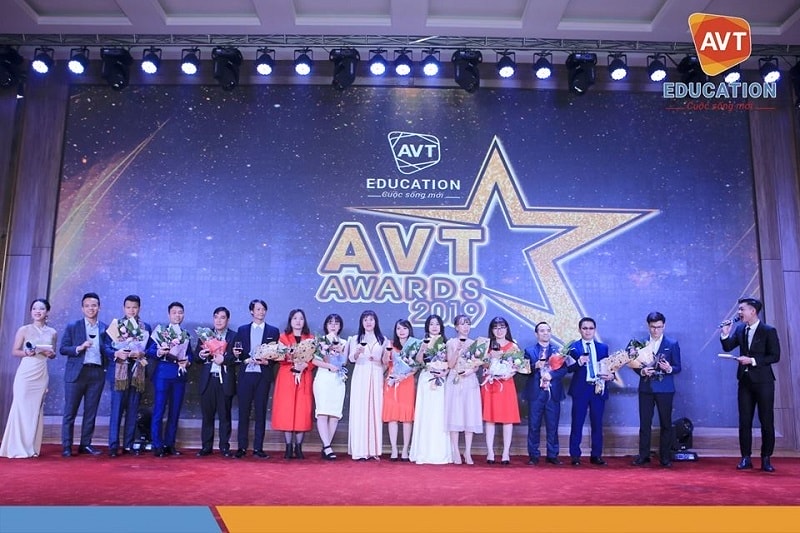 12 anh chị là nhân viên, quản lý của tất cả các phòng ban - Giải cống hiến