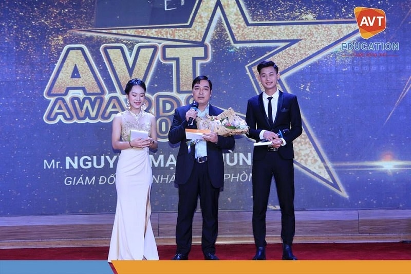 Anh Nguyễn Mạnh Hùng - Giám đốc chi nhánh Hải Phòng - Giải quản lý cấp trung xuất sắc nhất