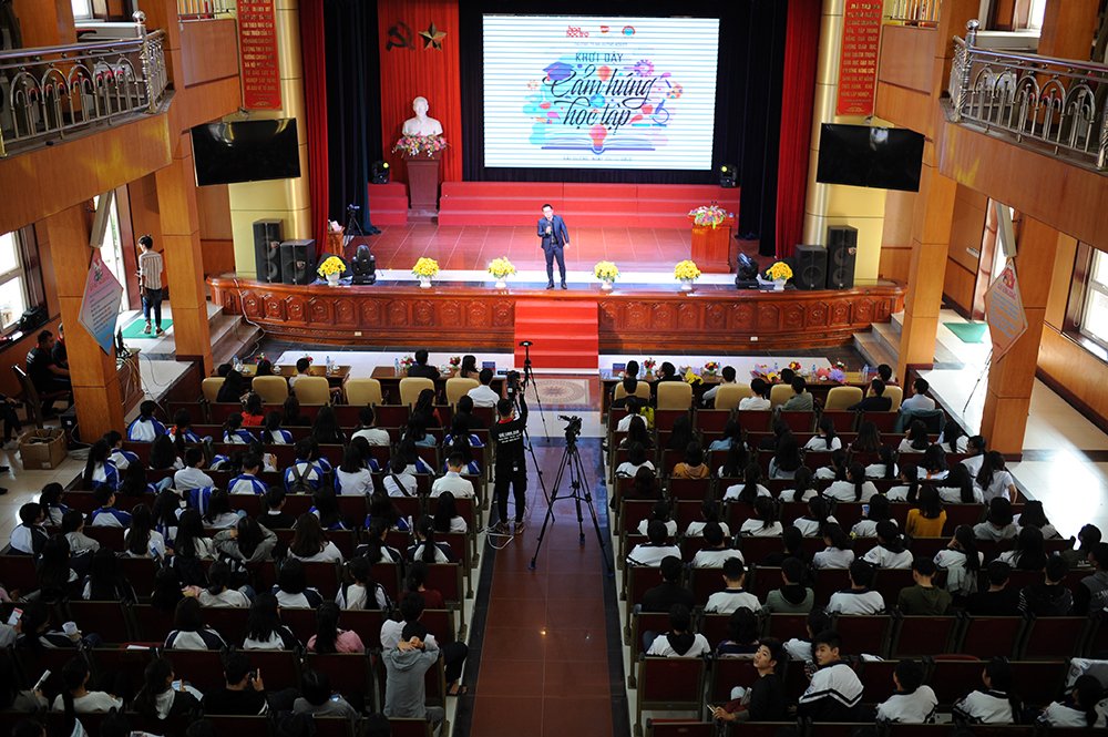 Chương trình “Khơi dậy cảm hứng học tập” do AVT Education đồng hành cùng báo SVVN và báo Hoa học trò tổ chức.