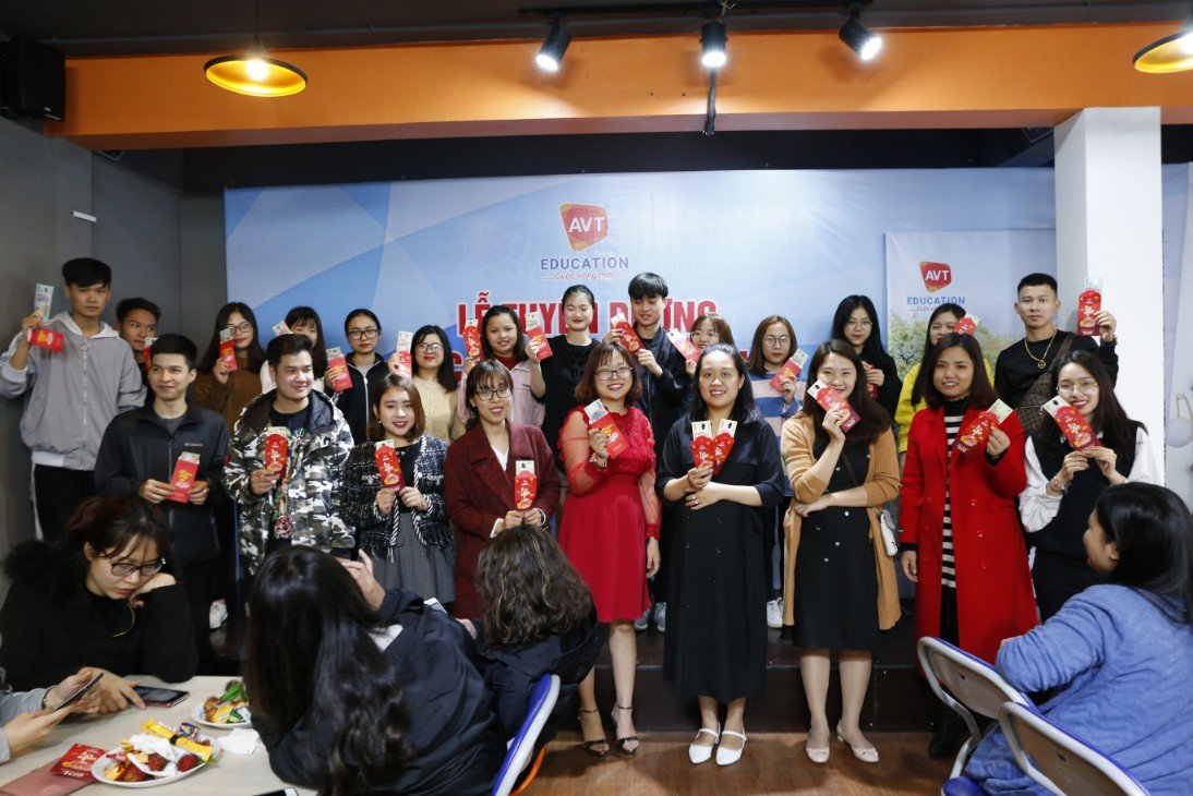 Và không quên khoe những phong bao lì xì đỏ chói vừa nhận được