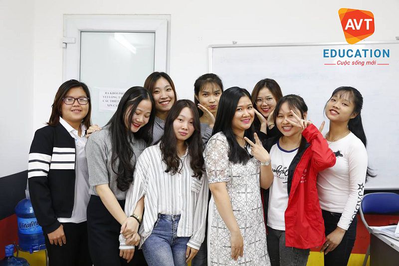 Cô giáo Thu Hiền cùng các học viên của AVT Education