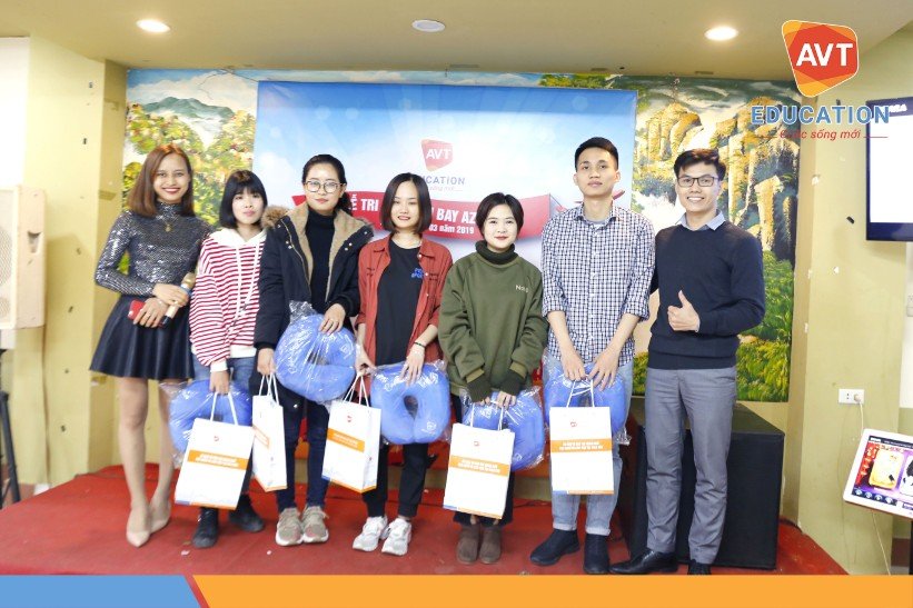 Đại diện AVT Education trao quà lưu niệm cho các học viên