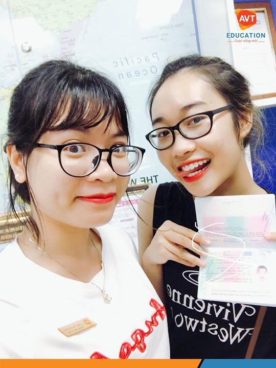 Chị Duyên chụp với học viên thật chẳng khác 2 người bạn là mấy 