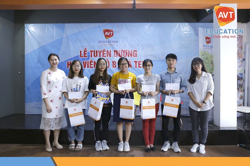 AVT trao tặng những phần quà giá trị đến các học viên đỗ B1 sớm