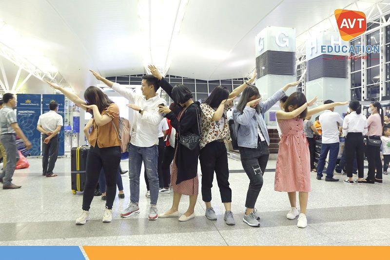 Chụp ảnh "nhắng nhít" cùng các tư vấn viên của AVT