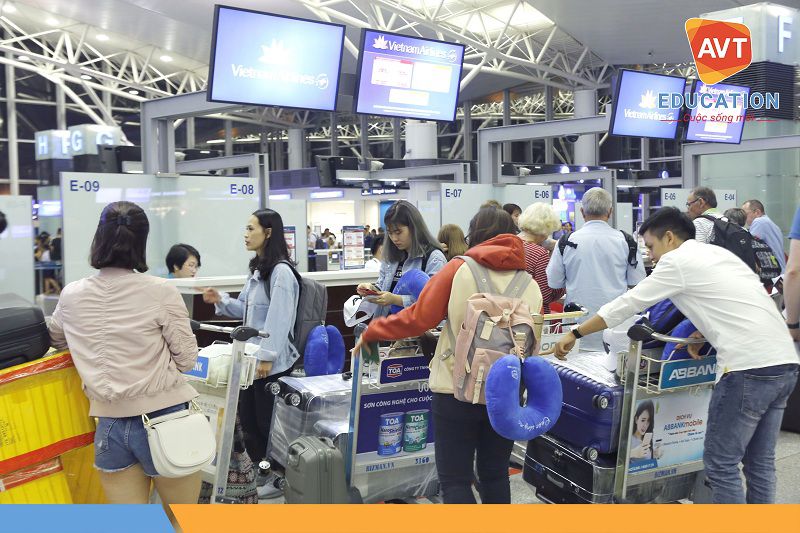 Học viên nhanh chóng hoàn tất các thủ tục check in