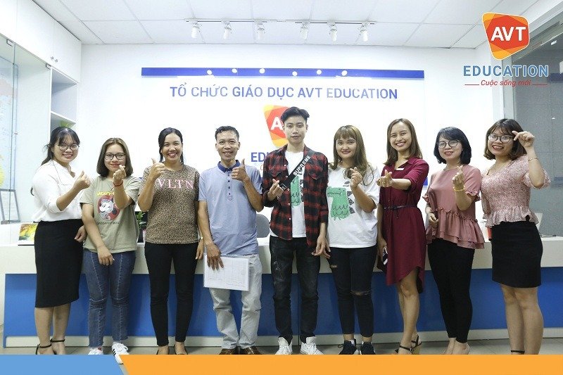 Các bạn học viên chụp ảnh lưu niệm cùng TVV AVT