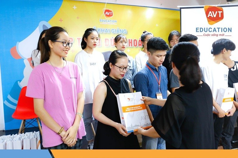 Tuyên dương các học viên, giảng viên có thành tích xuất sắc trong kỳ thi B1