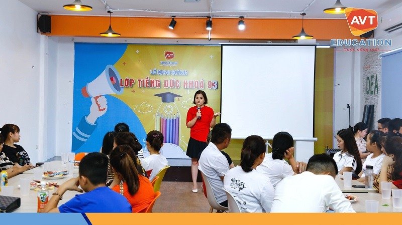 Chăm chú lắng nghe lời dặn dò của cô giáo
