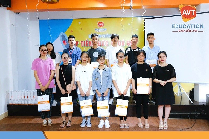 Rất nhiều phần quà đã được trao tận tay đến các bạn
