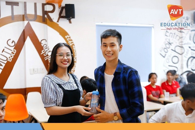 Rất nhiều phần quà hấp dẫn đã được trao đến tay các tân học viên