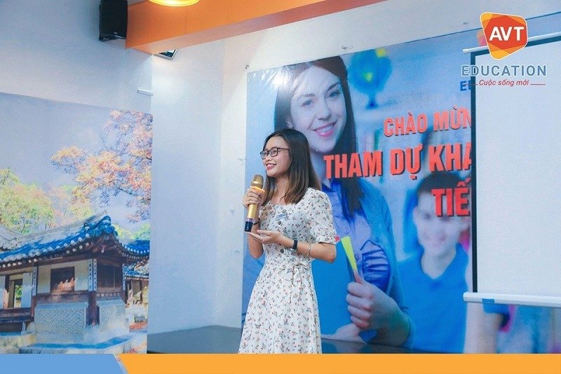 Lắng nghe những lời dặn dò từ cô giáo