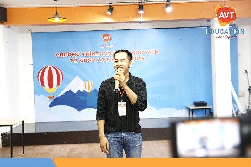 Đại diện các lớp trưởng phát biểu cảm nghĩ cảm nghĩ trước khi kết thúc chương trình