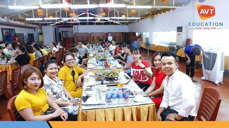 Dù bị mất điện giữa thời tiết nóng 40 độ C nhưng mọi người vẫn rất vui vẻ.