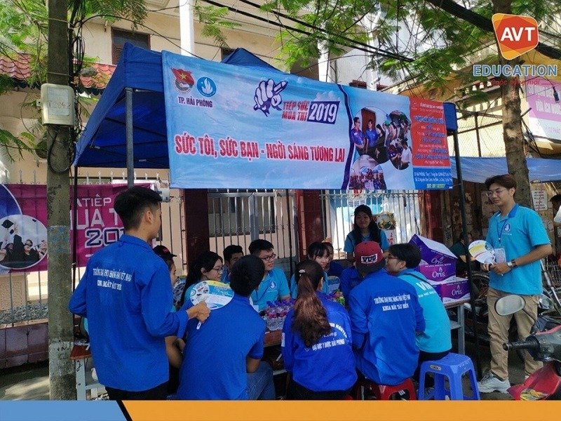 Hỗ trợ nước uống và giải đáp thắc mắc cho các thí sinh