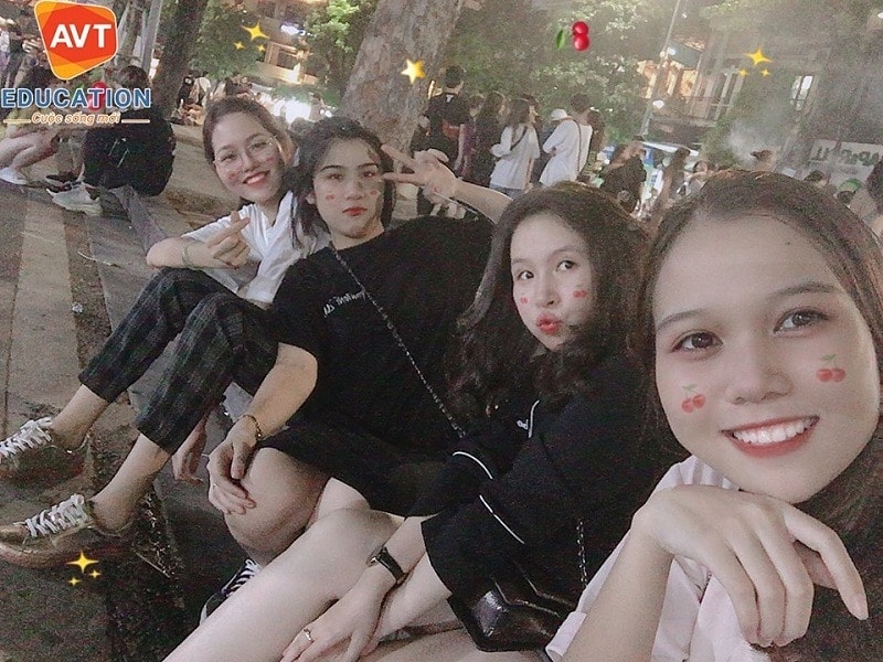 Ngoài thời gian trên lớp cô cũng rất chịu khó đi chơi với bạn bè.