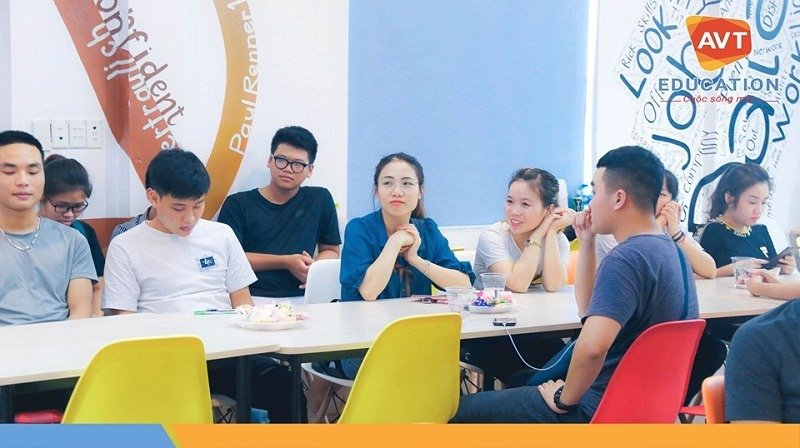 Chăm chú lắng nghe những chia sẻ từ các cô