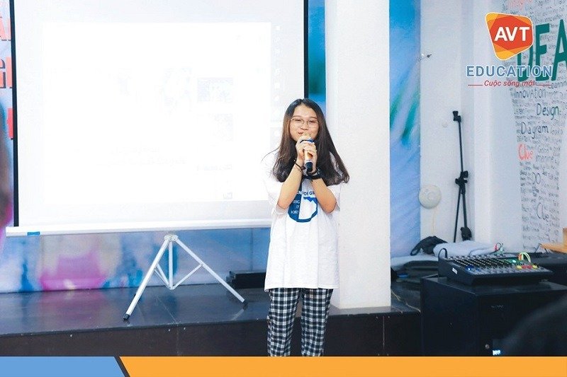 Cùng giao lưu văn nghệ với học viên khóa trước