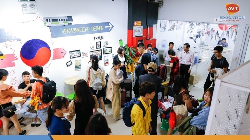 Các học viên và gia đình đã đến công ty từ rất sớm