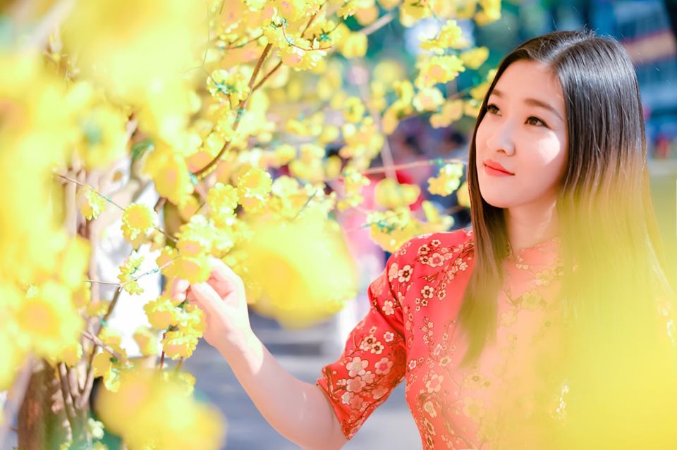 TVV Đinh Hương thướt tha với tà áo dài đỏ