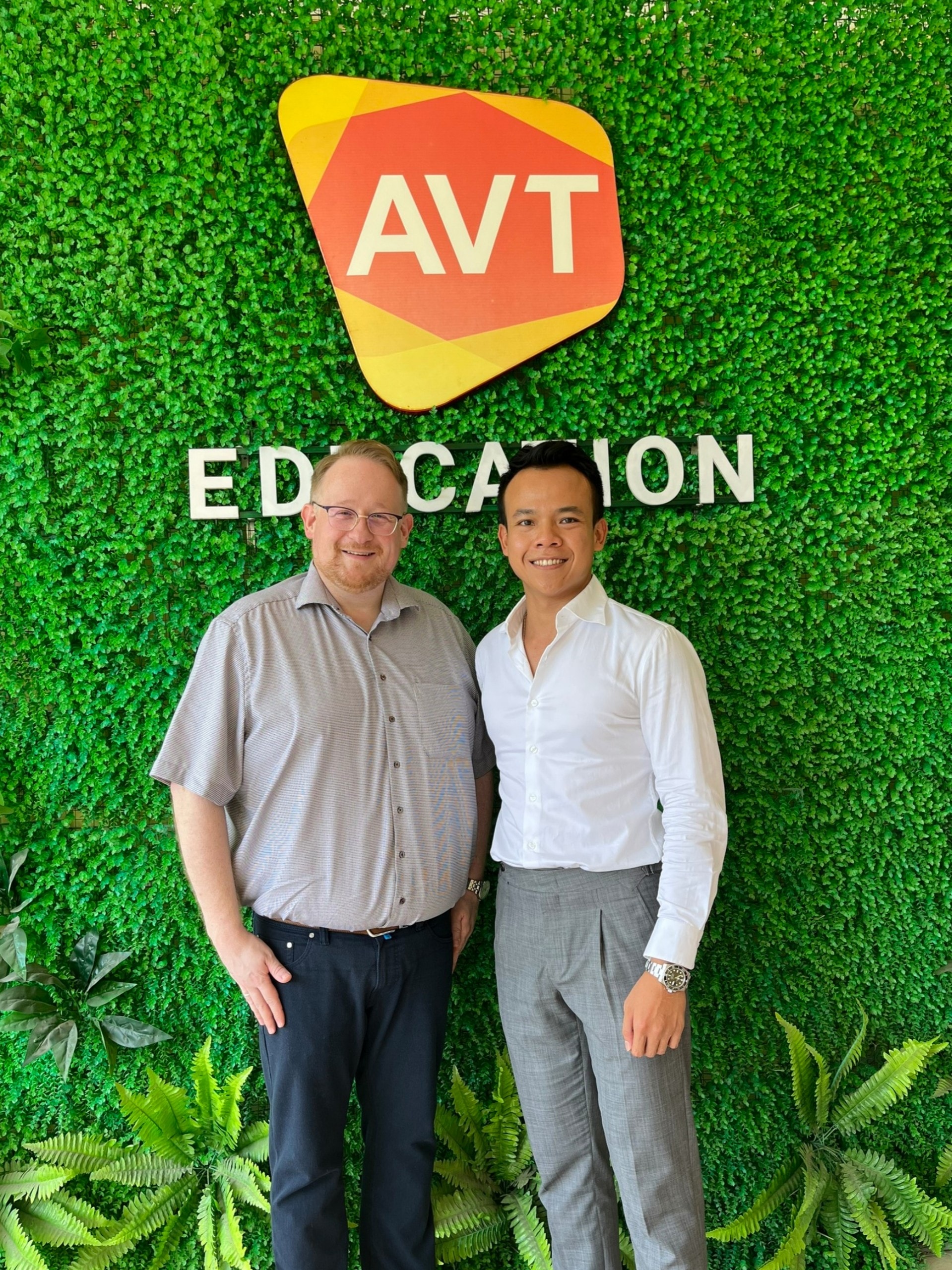 Tổng giám đốc AVT đưa Dr. Kaupp tham quan AVT