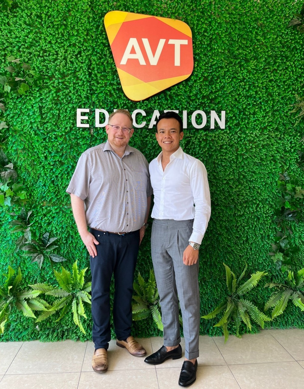 TGĐ AVT đưa Dr.Kaupp tham quan AVT